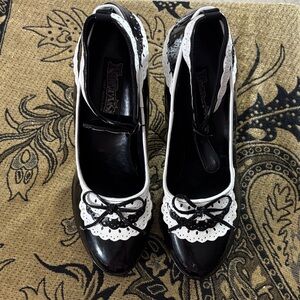 Fantasma Sz 7- Women's Black and White heels Sz 7